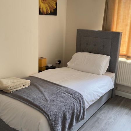 Contractor'S Haven- 4-Bedroom House With Free Parking, Super Fast Wifi, Fran Properties In Aylesbury, Pets Are Welcome! 에일즈베리 외부 사진