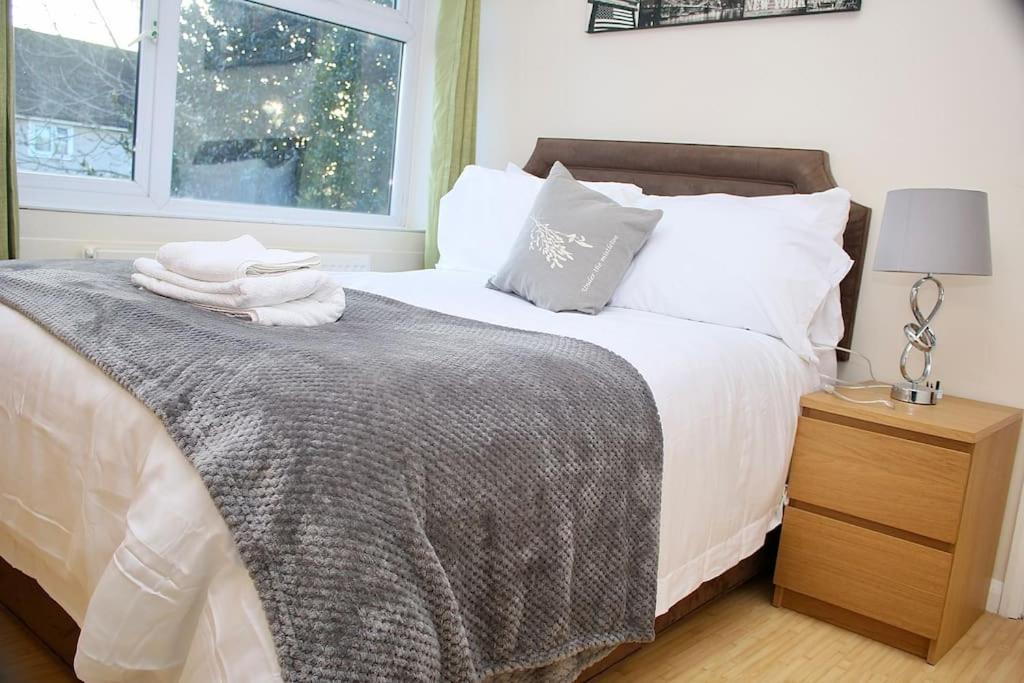 Contractor'S Haven- 4-Bedroom House With Free Parking, Super Fast Wifi, Fran Properties In Aylesbury, Pets Are Welcome! 에일즈베리 외부 사진