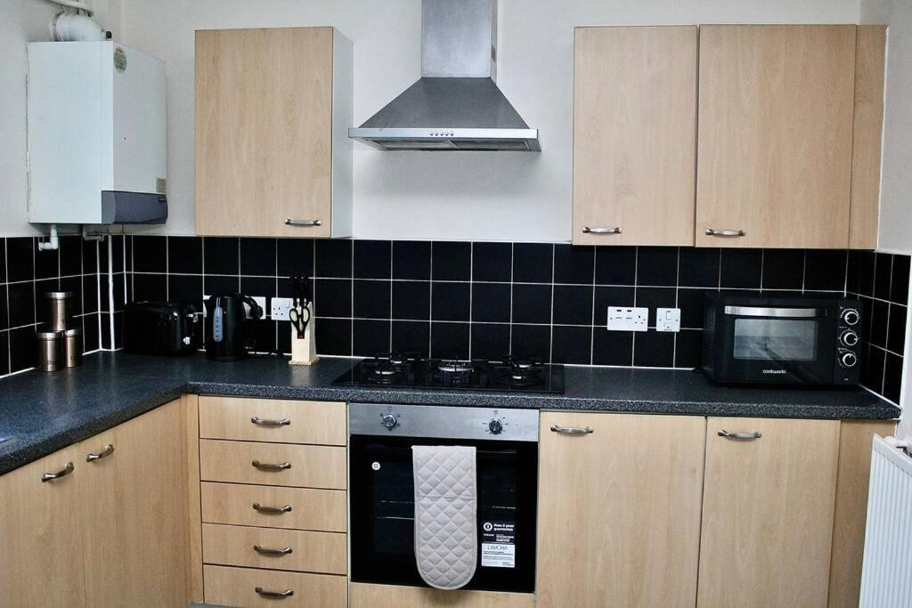 Contractor'S Haven- 4-Bedroom House With Free Parking, Super Fast Wifi, Fran Properties In Aylesbury, Pets Are Welcome! 에일즈베리 외부 사진