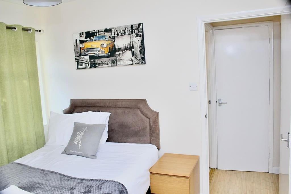 Contractor'S Haven- 4-Bedroom House With Free Parking, Super Fast Wifi, Fran Properties In Aylesbury, Pets Are Welcome! 에일즈베리 외부 사진