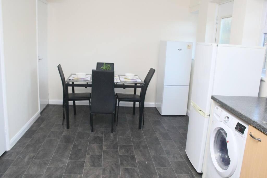 Contractor'S Haven- 4-Bedroom House With Free Parking, Super Fast Wifi, Fran Properties In Aylesbury, Pets Are Welcome! 에일즈베리 외부 사진