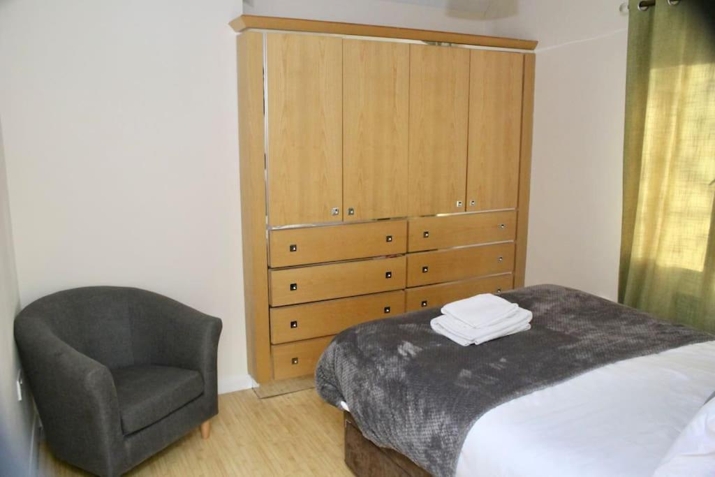 Contractor'S Haven- 4-Bedroom House With Free Parking, Super Fast Wifi, Fran Properties In Aylesbury, Pets Are Welcome! 에일즈베리 외부 사진