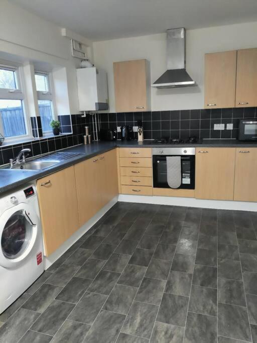 Contractor'S Haven- 4-Bedroom House With Free Parking, Super Fast Wifi, Fran Properties In Aylesbury, Pets Are Welcome! 에일즈베리 외부 사진